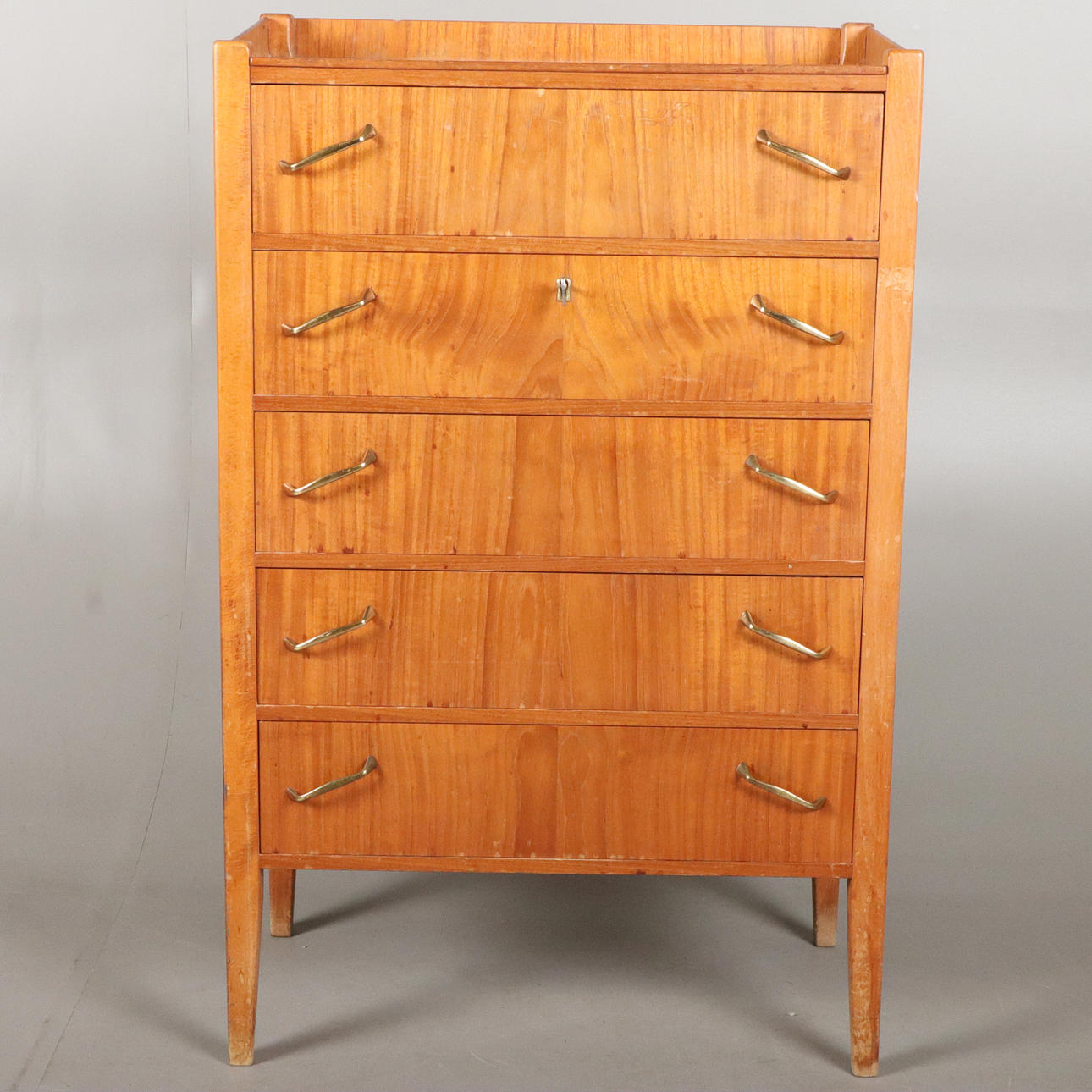 BYRÅ med mässingshandtag.