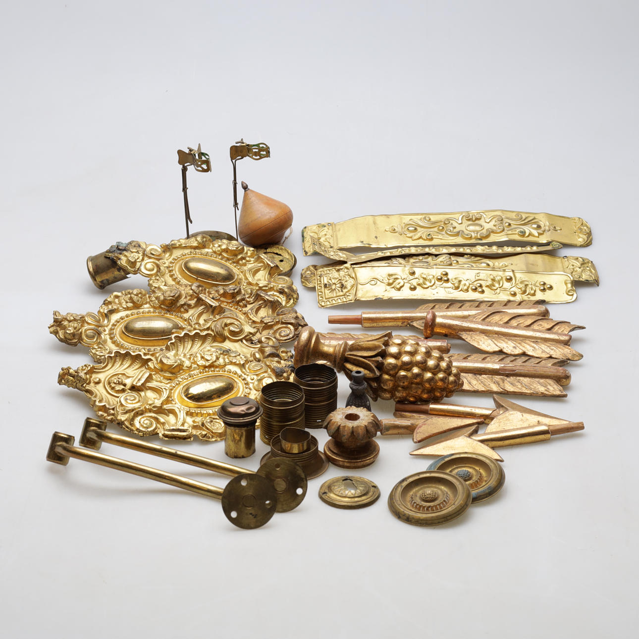 BESLAG & ENDEKNOPPER, ca 15 stk., messing & træ, 1800/2000 årh.
