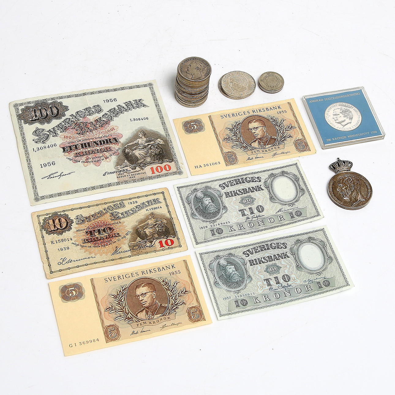 MEDALJ samt MYNT, 23 st, silver, samt SEDLAR, 6 st. 1900-tal. Vikt 358 gram.