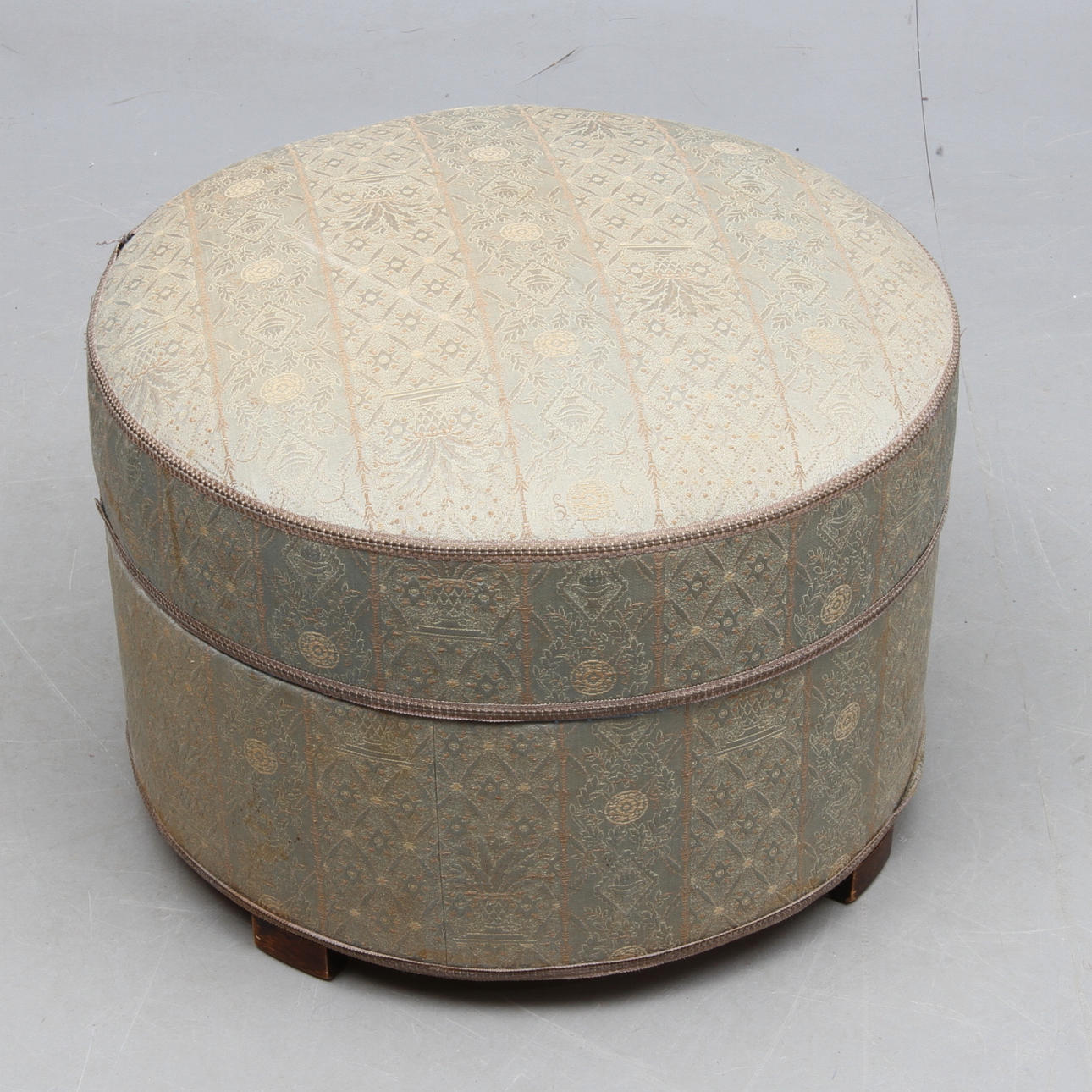 SITTPUFF med förvaring, 1900-tal.