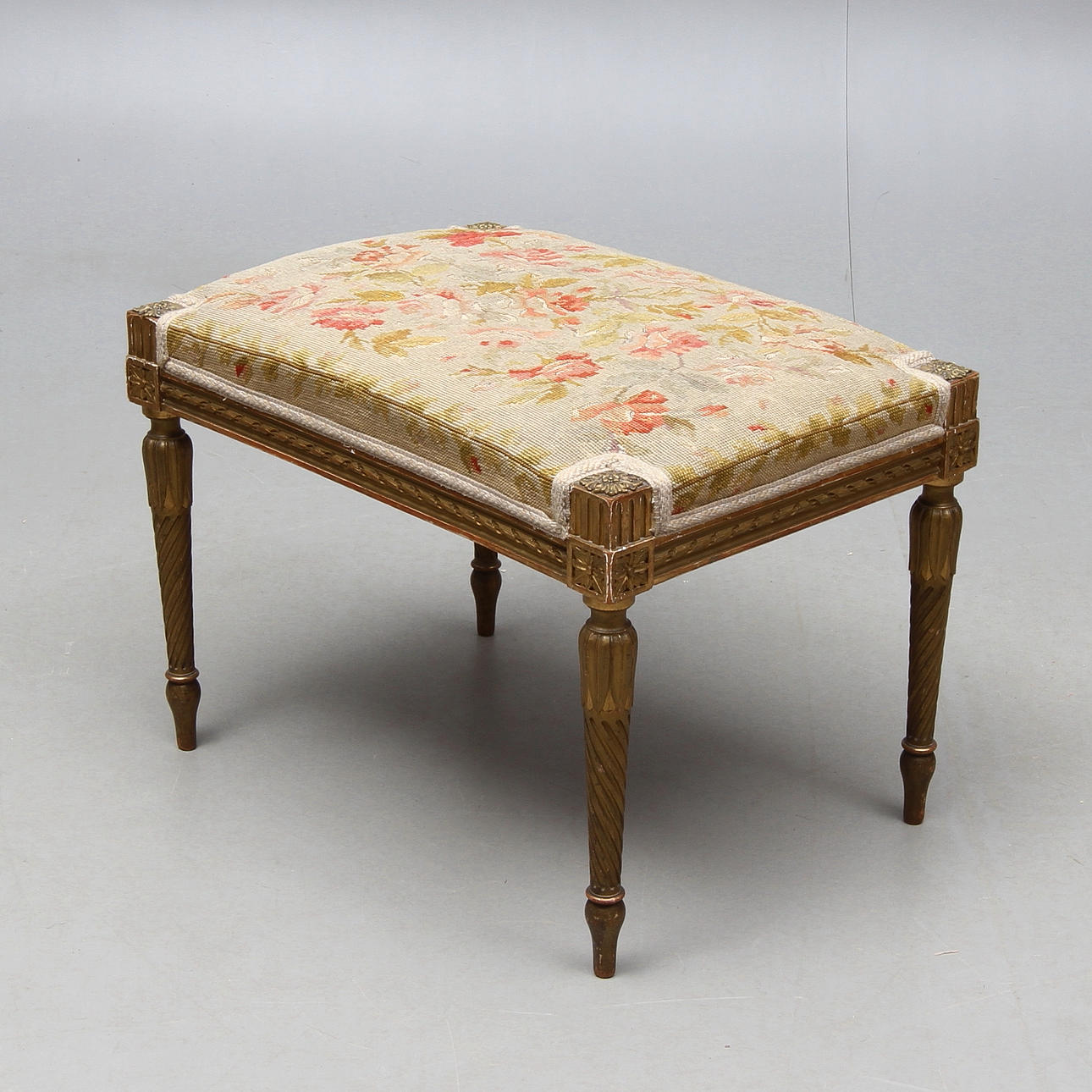 TABURETT, gustaviansk stil, etikettmärkt Frankrike, tidigt 1900-tal.