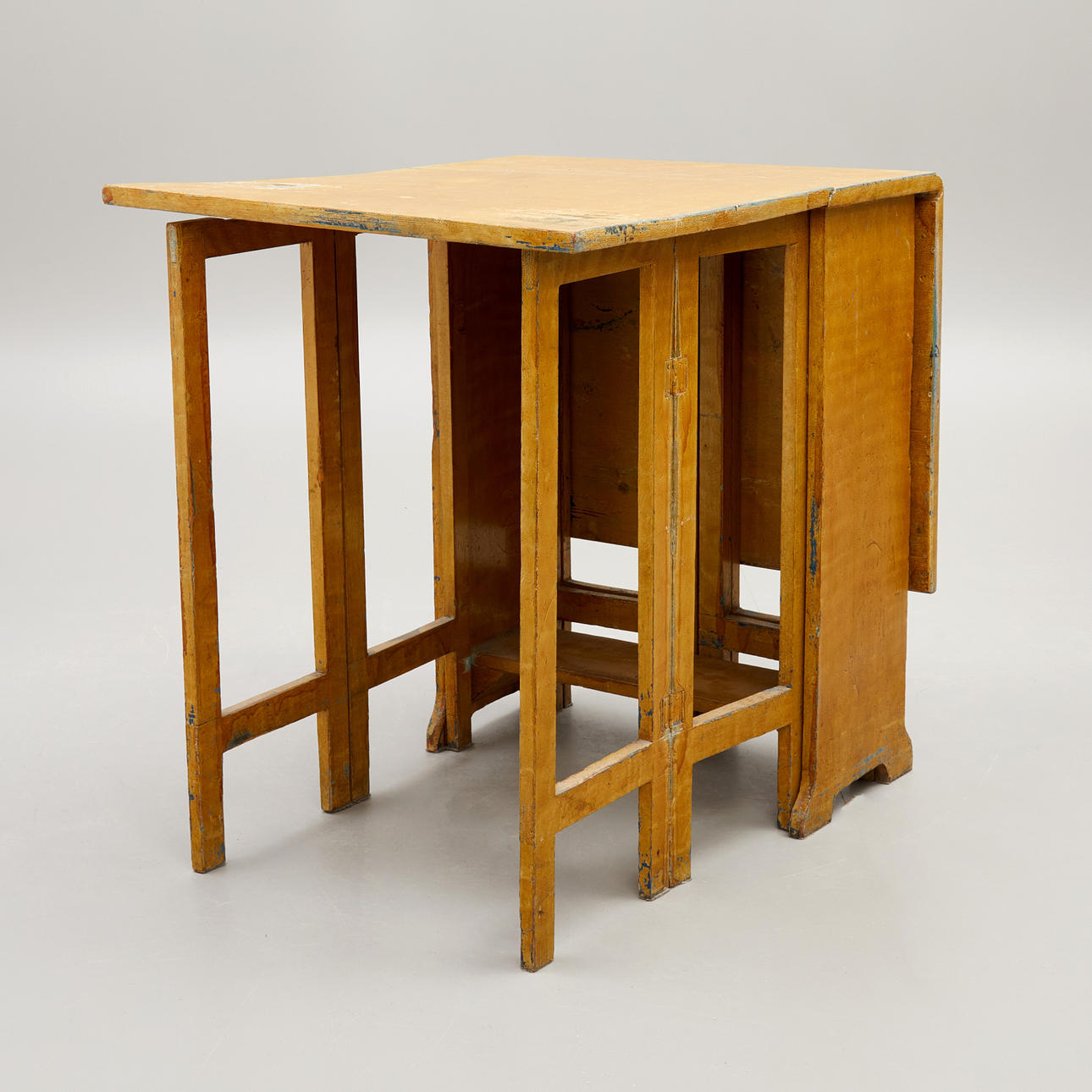 BATTLE TABLE, 18/1900s, painted in yellow with a blue base colour ...