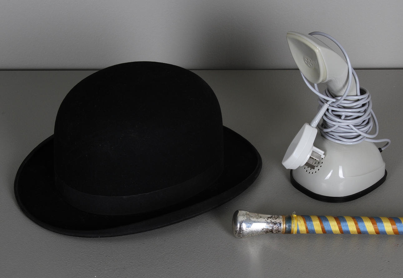 PARTI DIVERSE, 3 delar, Kobratelefon, plommonstop och käpp med silverkrycka.