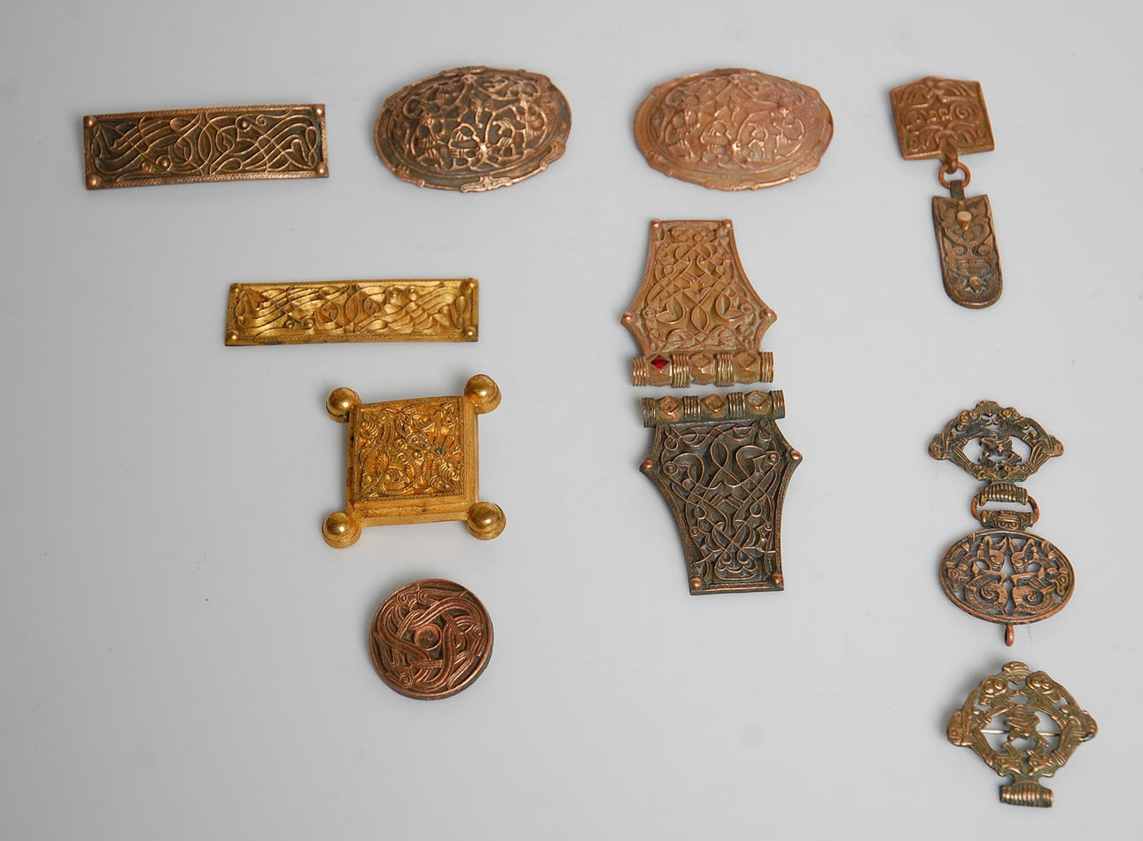 SPÄNNEN, BÄLTESSPÄNNE, BROSCHER, stämplade Herrman Bergman, Stockholm, 18-1900-tal.