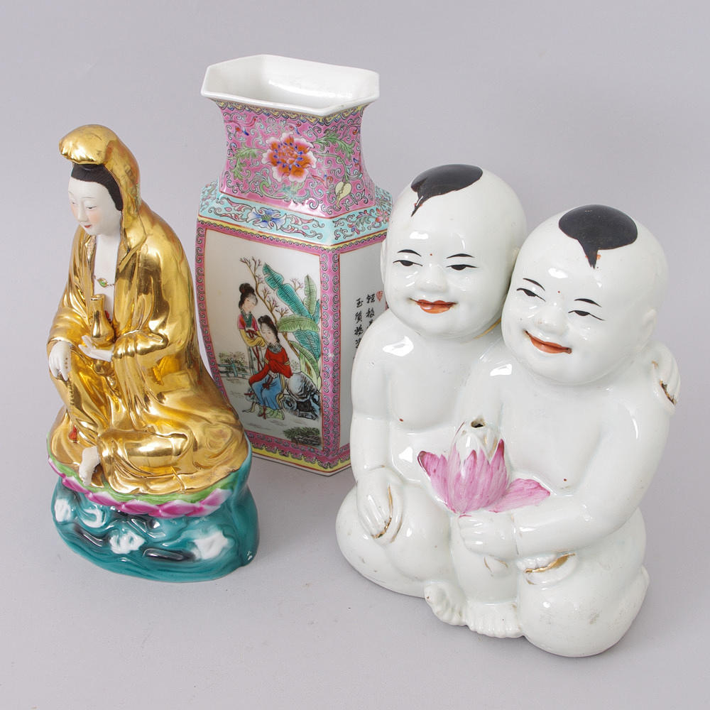 VAS SAMT 2 FIGURINER, porslin, Kina, 1900-tal.