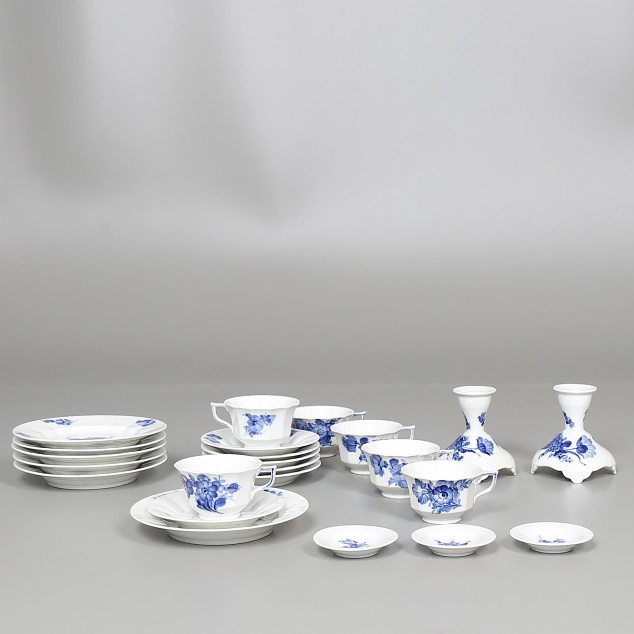 KAFFESERVISDELAR, 23 st, Blå blomst, andra soretering, Royal Copenhagen, Danmark.