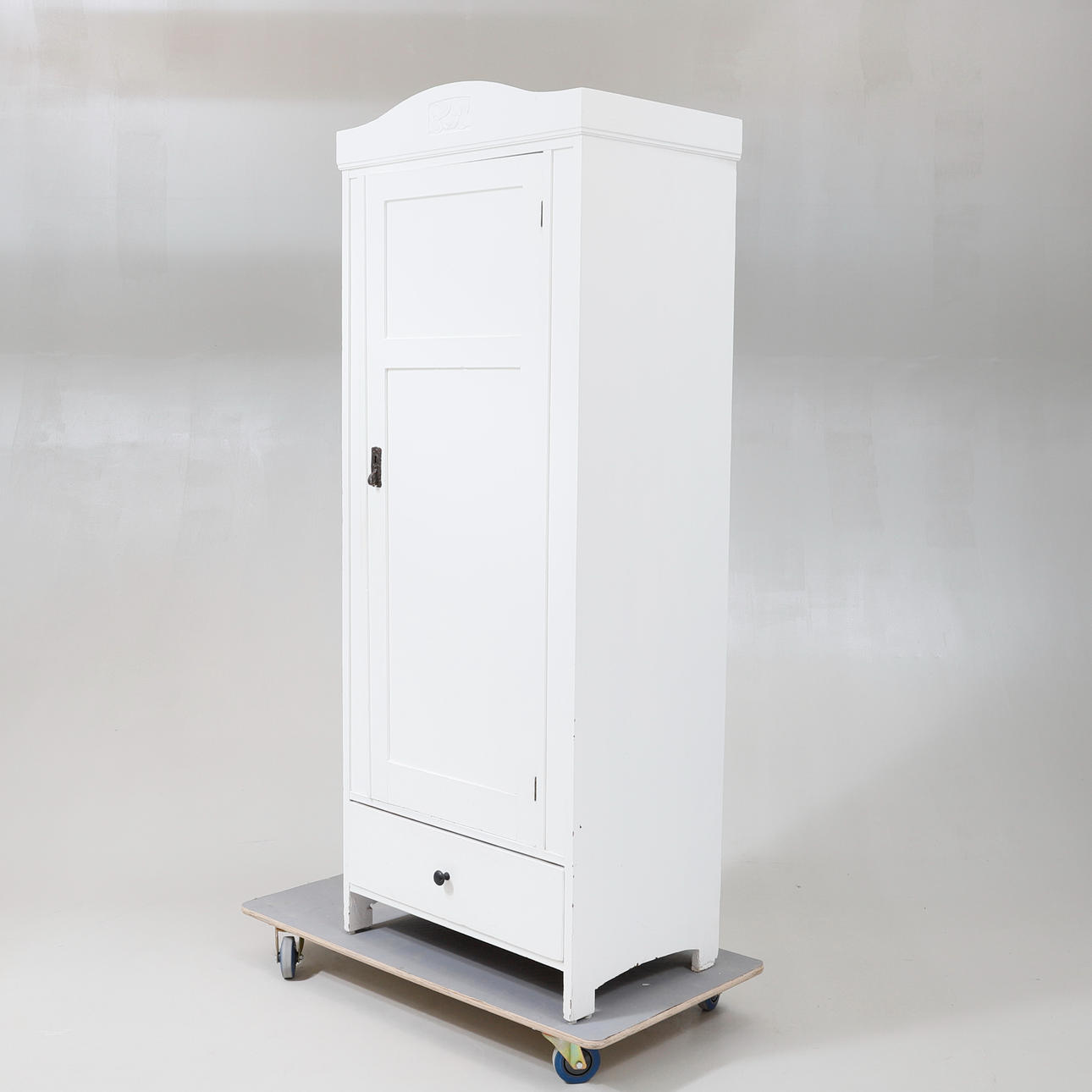 KLÄDSKÅP, jugend, 1900-talets början.