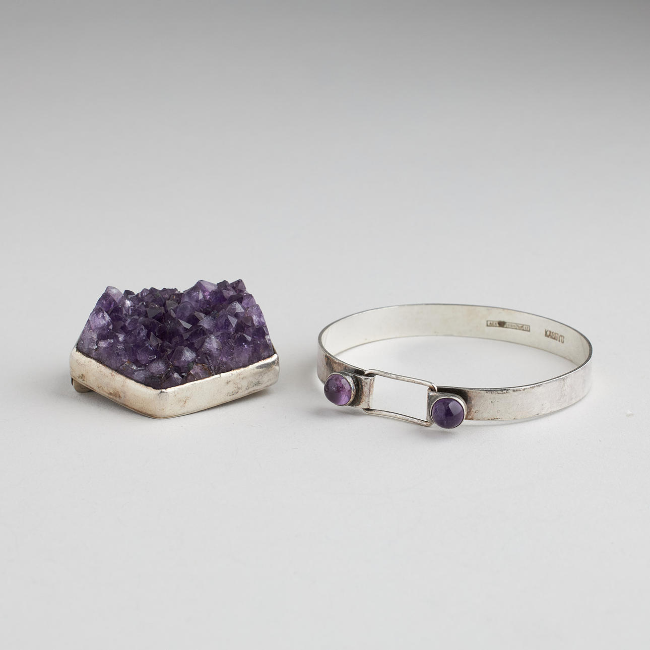 BROOCH AND BRACELET, silver, amethyst.