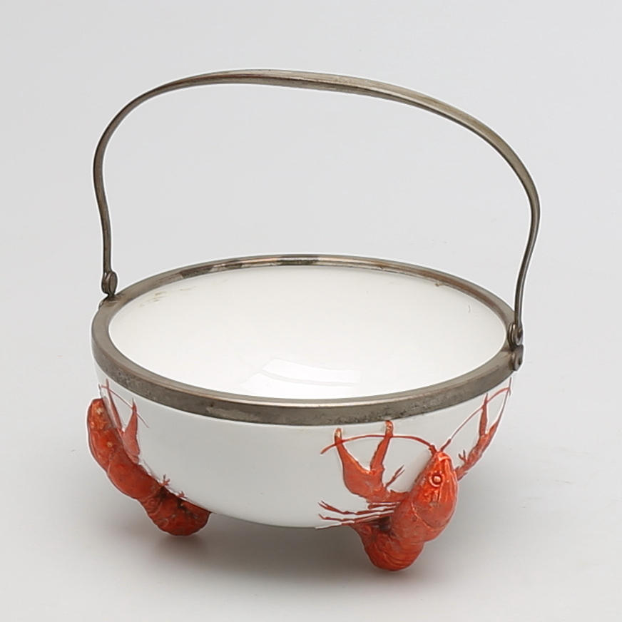 KRÄFTSKÅL i flintgods, dekor av kräftor, 1900-talets första hälft.