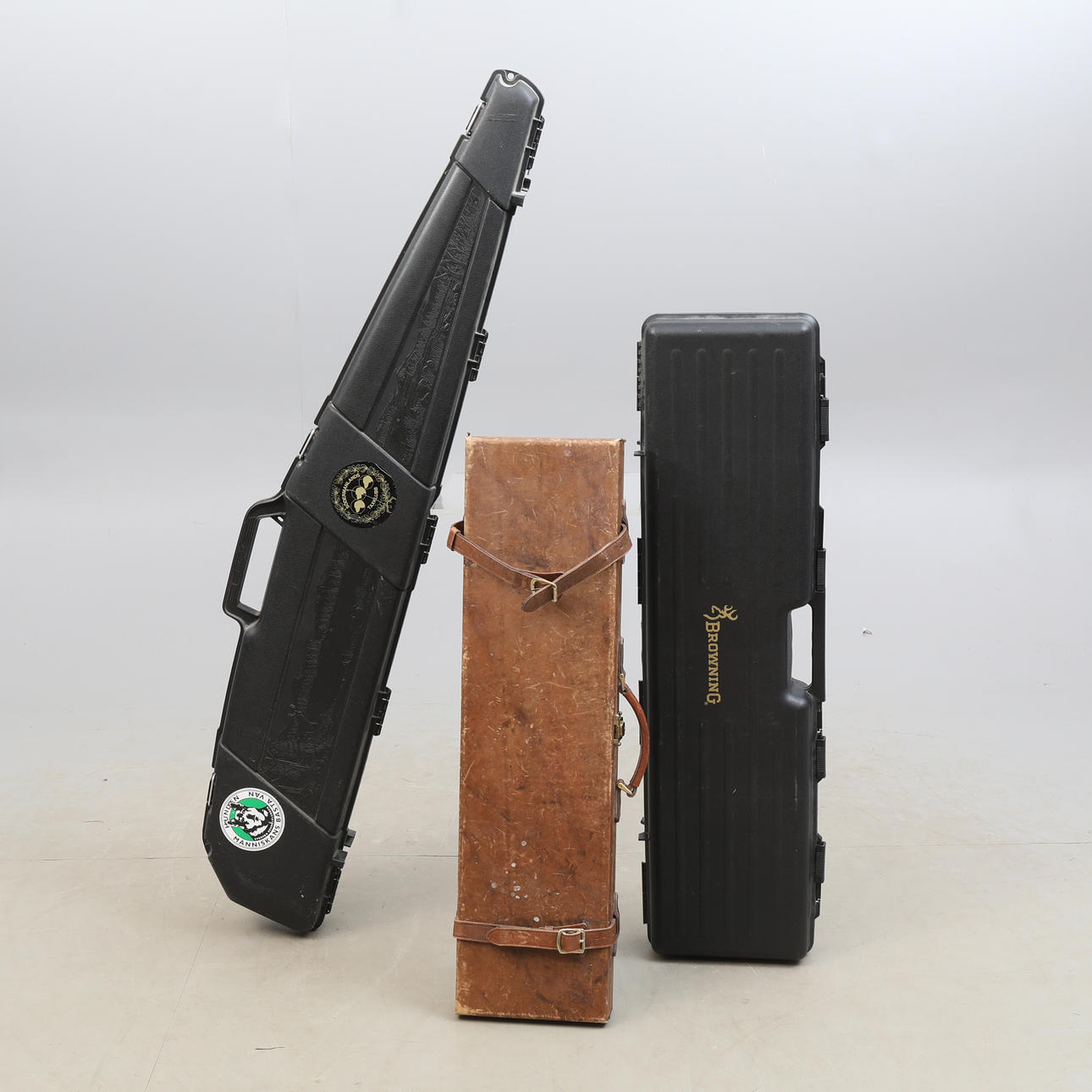 VAPENKOFFERTAR, tre st bl.a en BROWNING, samtida.