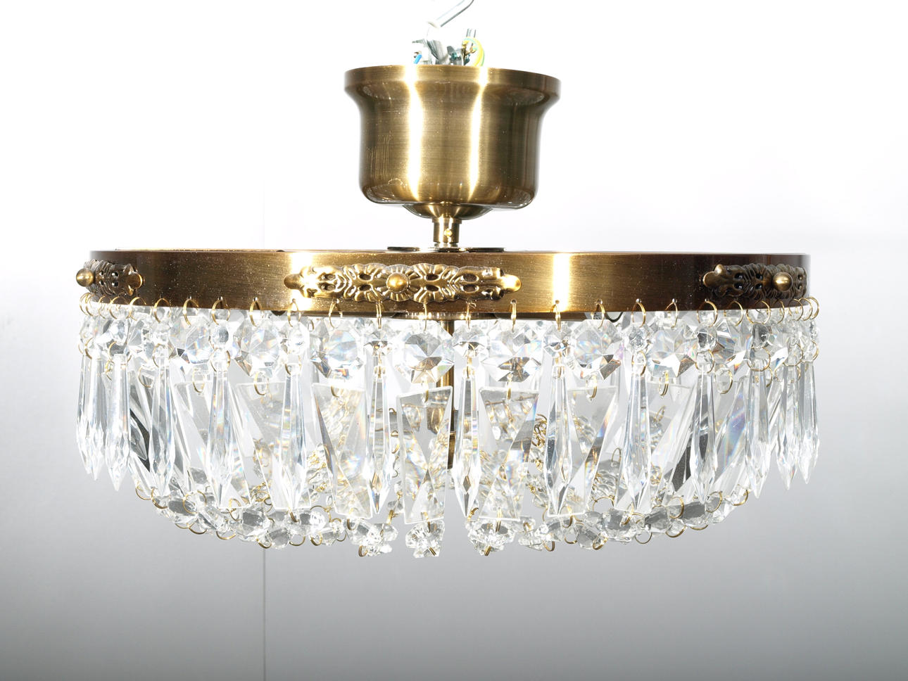 TAKLAMPA, metallstomme med prismor, 1900-talets andra hälft.