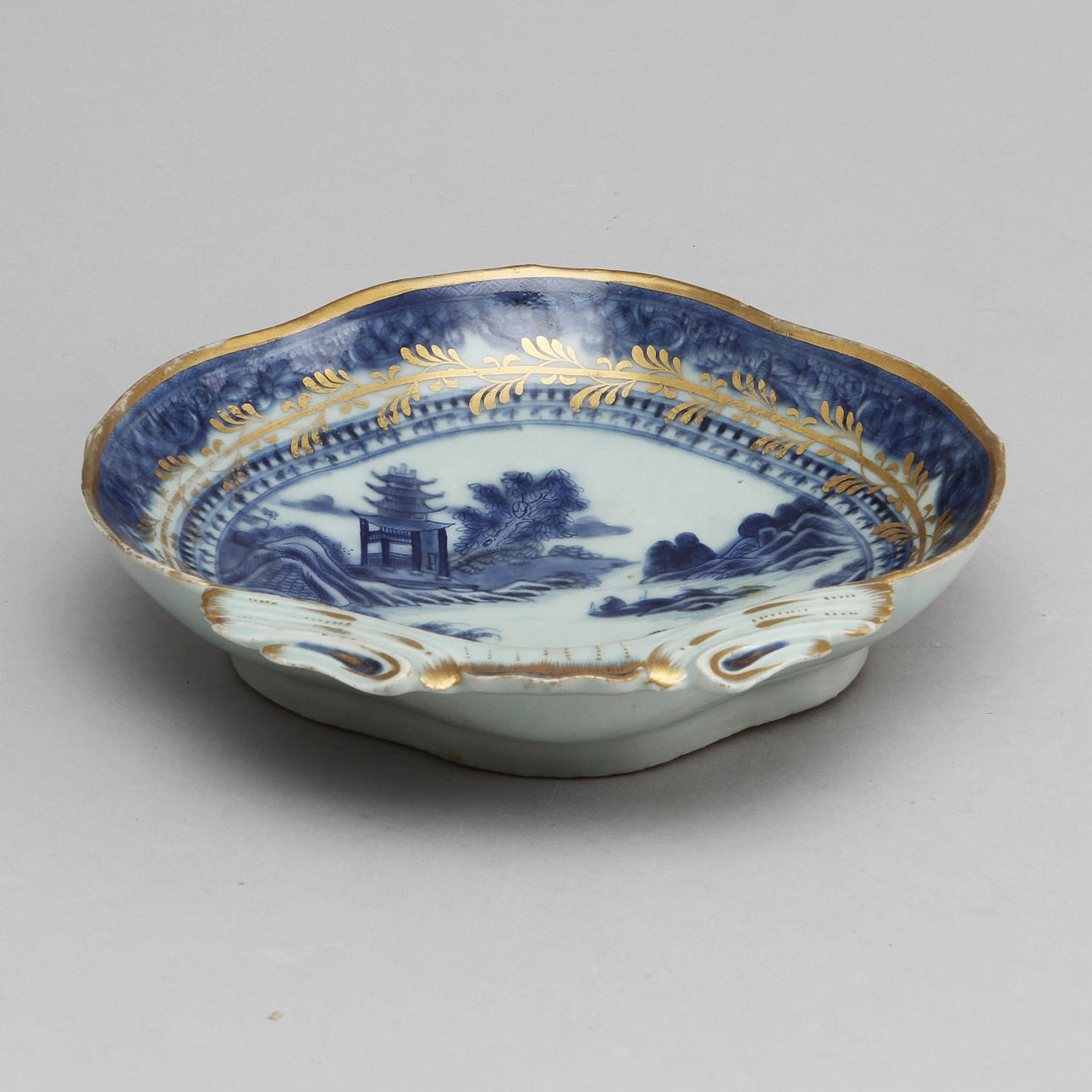 FAT i form av snäcka, porslin, Kina 1800-tal.