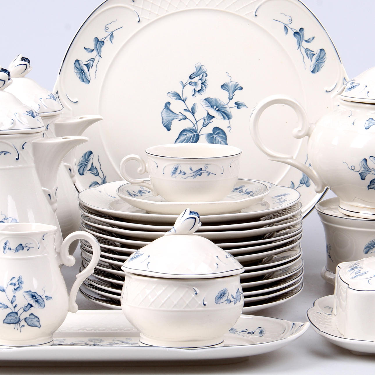 TE SAMT KAFFESERVISDELAR, 23 delar, "Val Bleu", Villeroy & Boch.