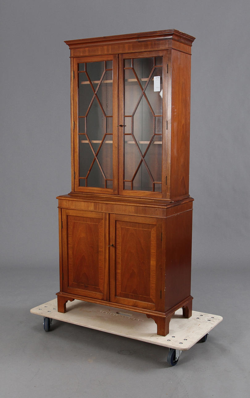 VITRINSKÅP. Mahogny, 1900-tal.