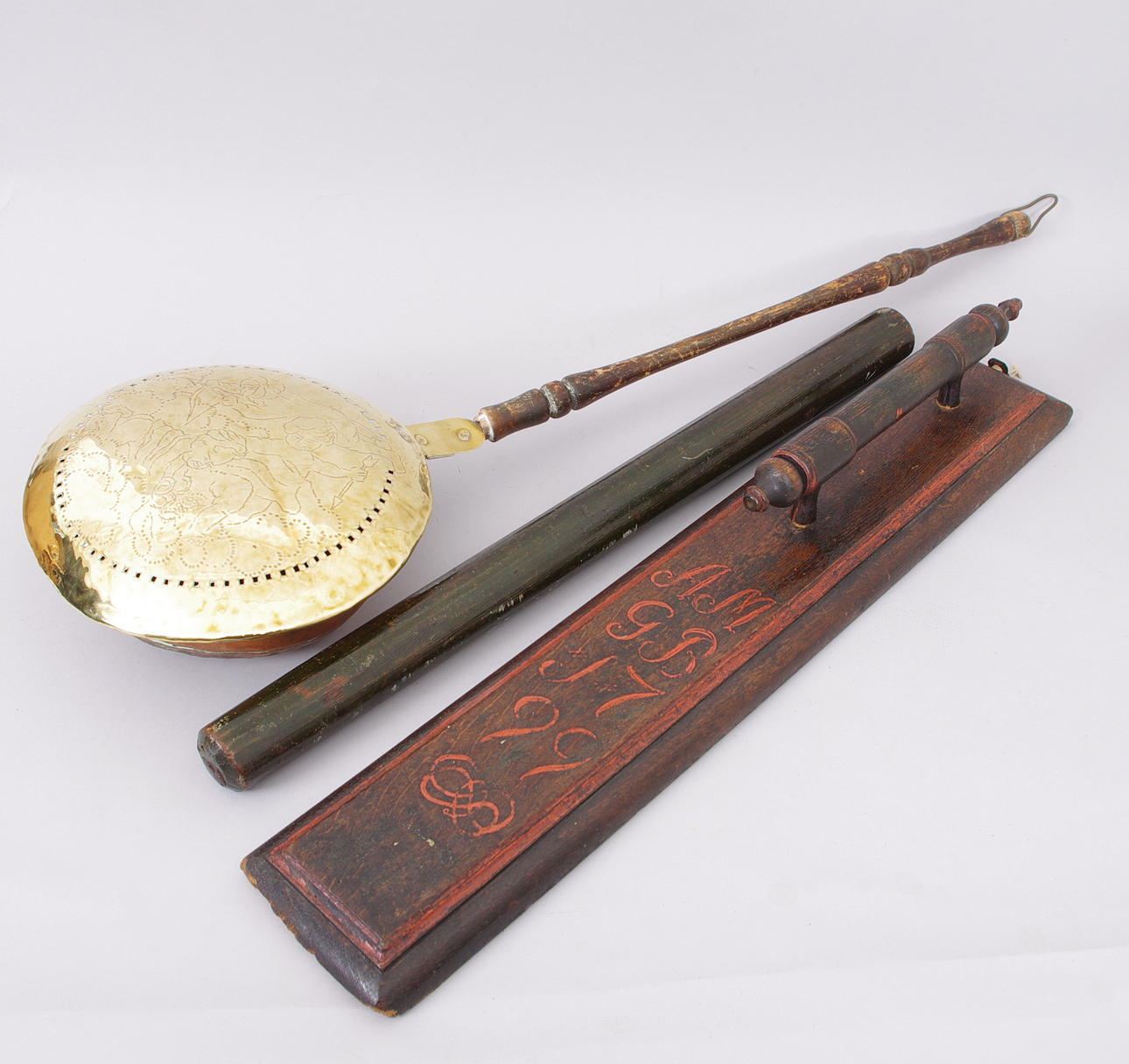 SÄNGVÄRMARE SAMT MANGELTRÄ MED RULLE.