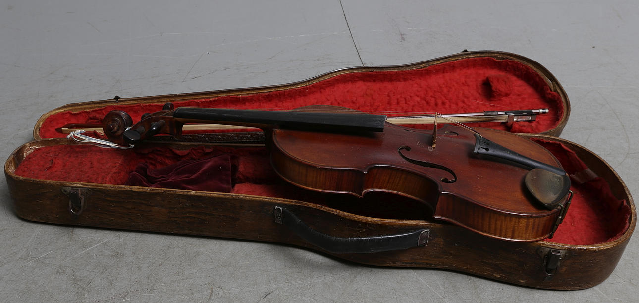 FIOL med STRÅKE, bildhuggare A. Hedberg.