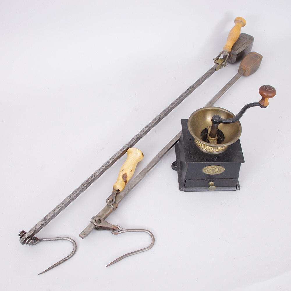 KAFFEKVARN SAMT 2 BESSMAN, kaffekvarnen i metall märkt A. Kenerick & sons.