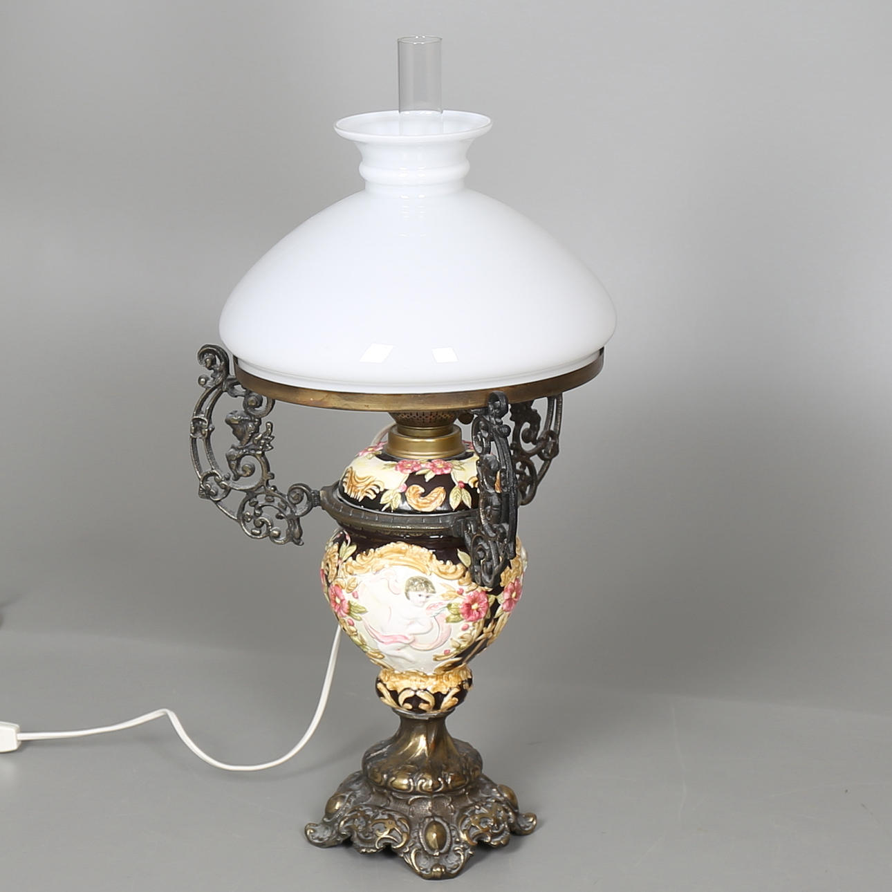 BORDSFOTOGENLAMPA, majolika, mässing, 1900-talets andra hälft.