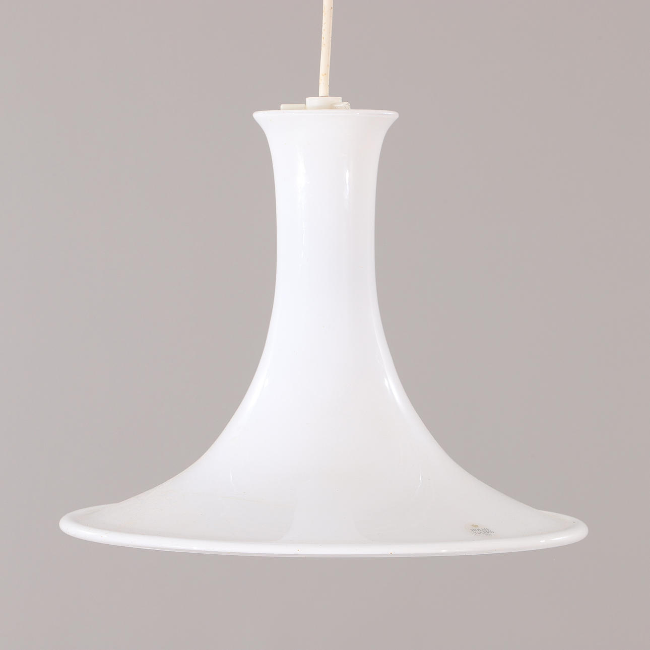 MICHAEL BANG. Deckenlampe, weißes Glas, Holmegaard, Dänemark.