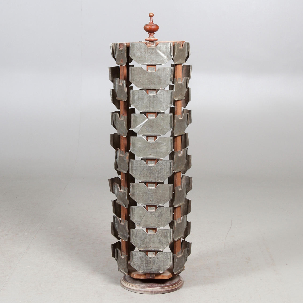 SOPORTE DE POSTALES, madera, hojalata, 1900.