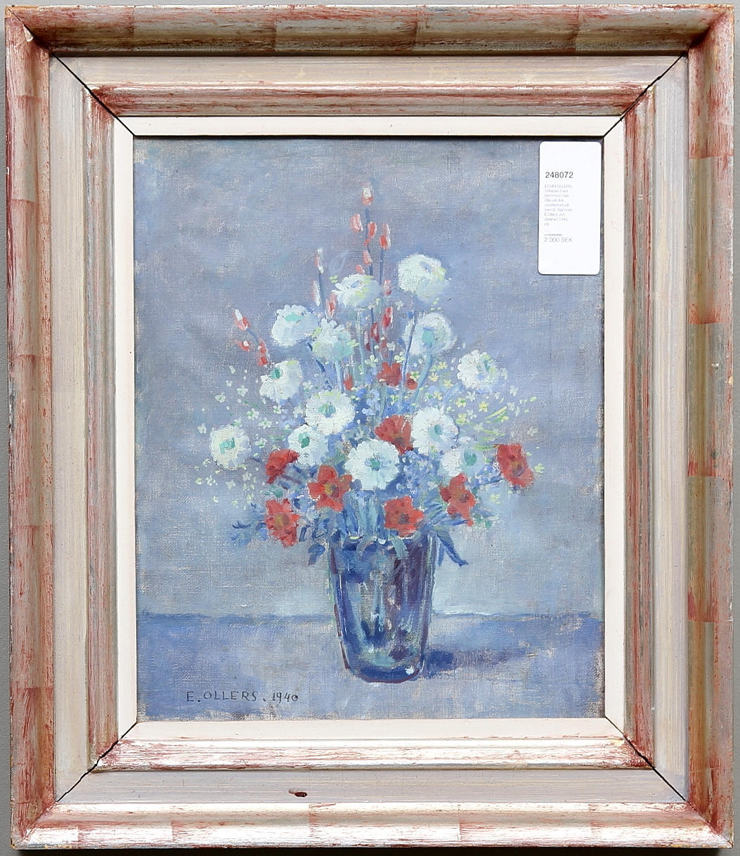 EDVIN OLLERS. Stilleben med blommor i vas. Olja på duk, uppklistrad på pannå. Signerad E. Ollers och daterad 1940.