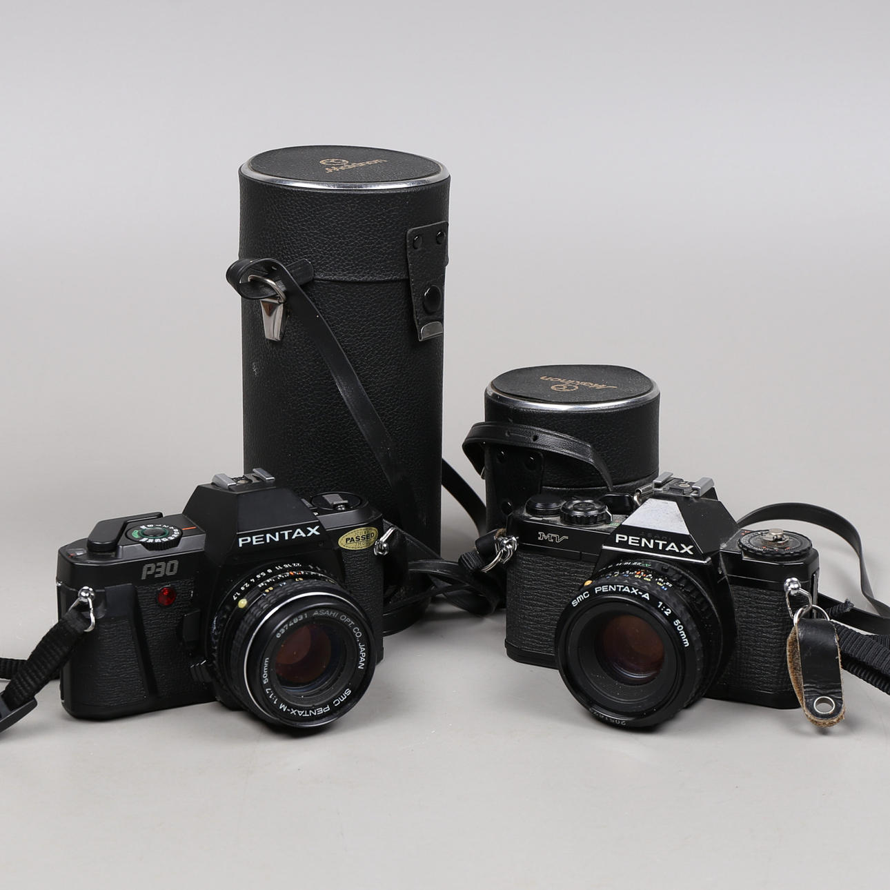 JÄRJESTELMÄKAMERAT, 2 kpl, Pentax, analoginen, varusteineen.