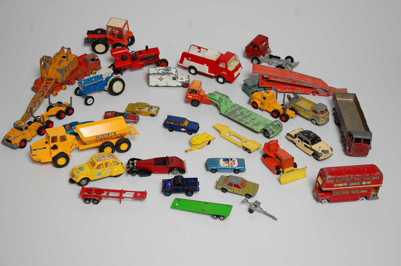 BILAR, diverse b.la Dinky Toys, Corgy.