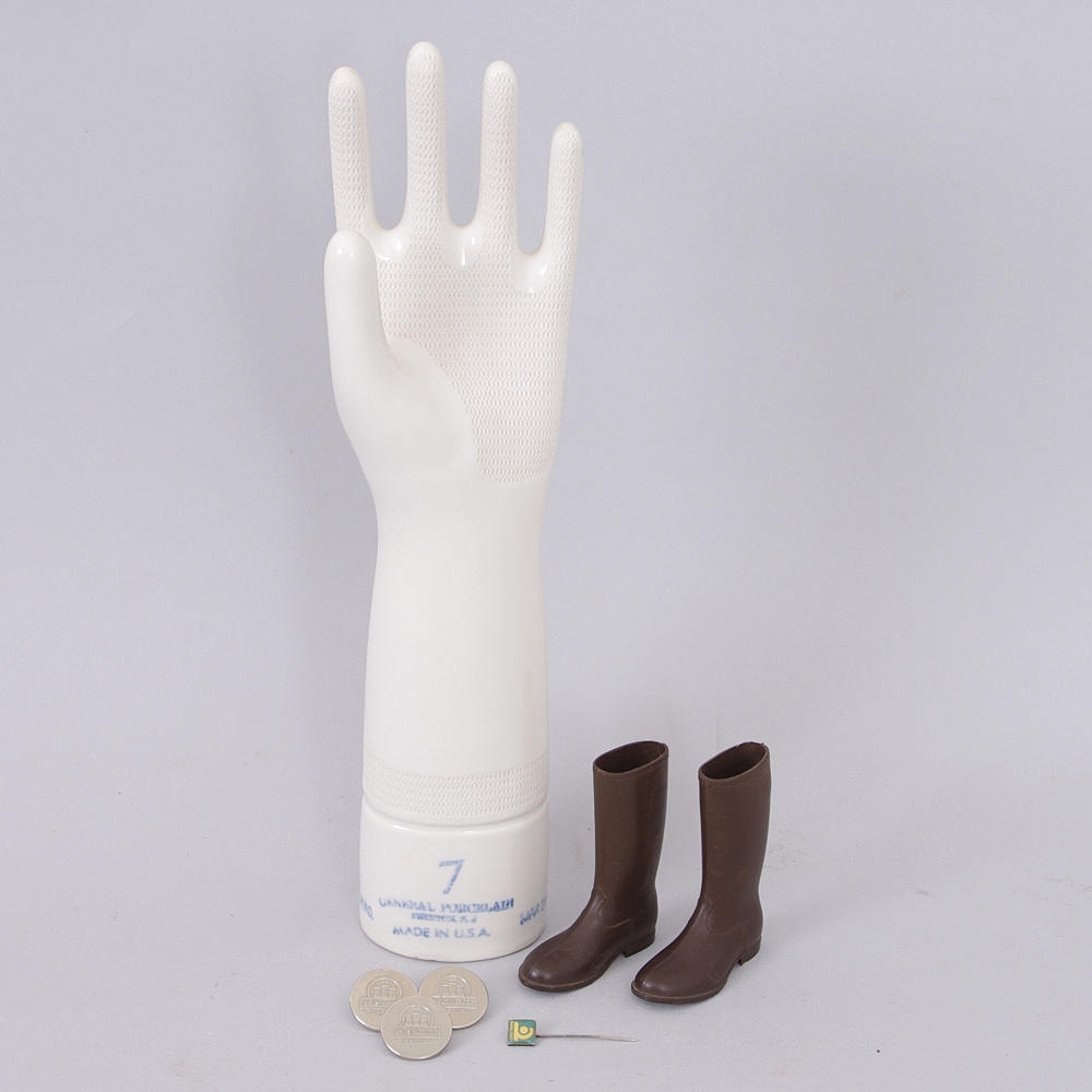TRETORN-KURIOSA, handskform, gummistövlar, knappa samt pin.