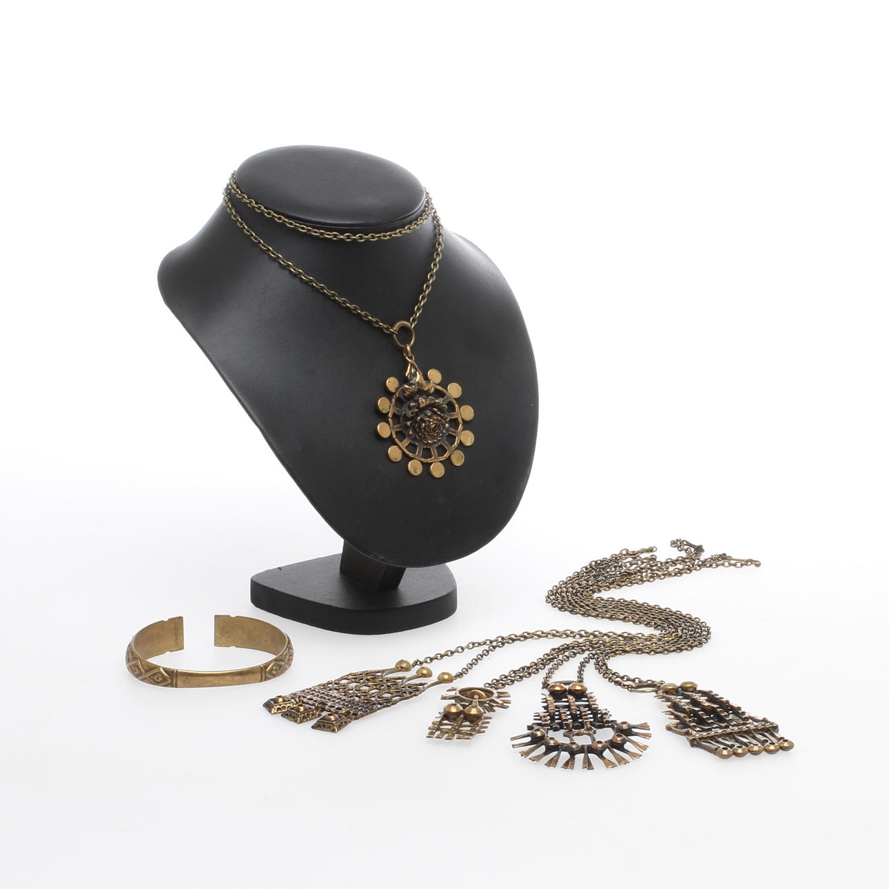 HALSBAND 5 st samt ARMBAND, brons, Finland.