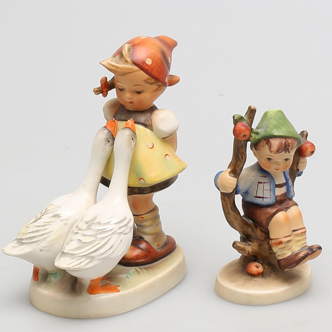 FIGURINER i porslin, 2 st, Hummel, Tyskland.