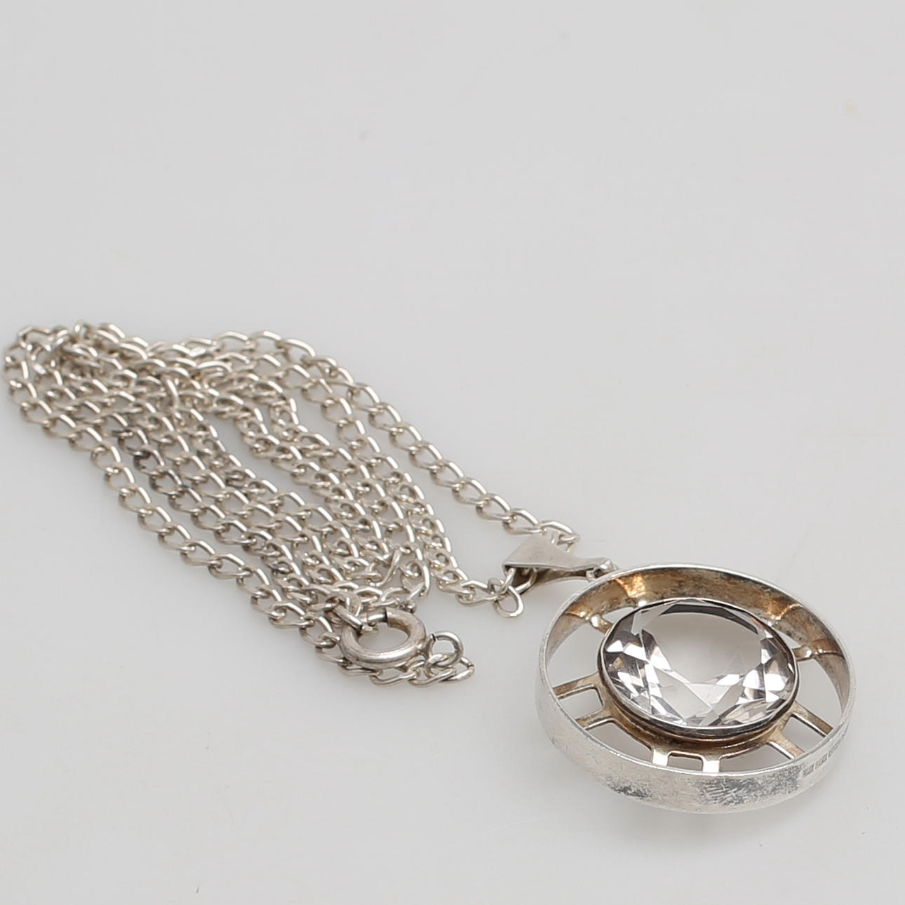 HÄNGE i sterlingsilver med bergskristall, Kultaseppa Salovaara, Åbo, Finland.