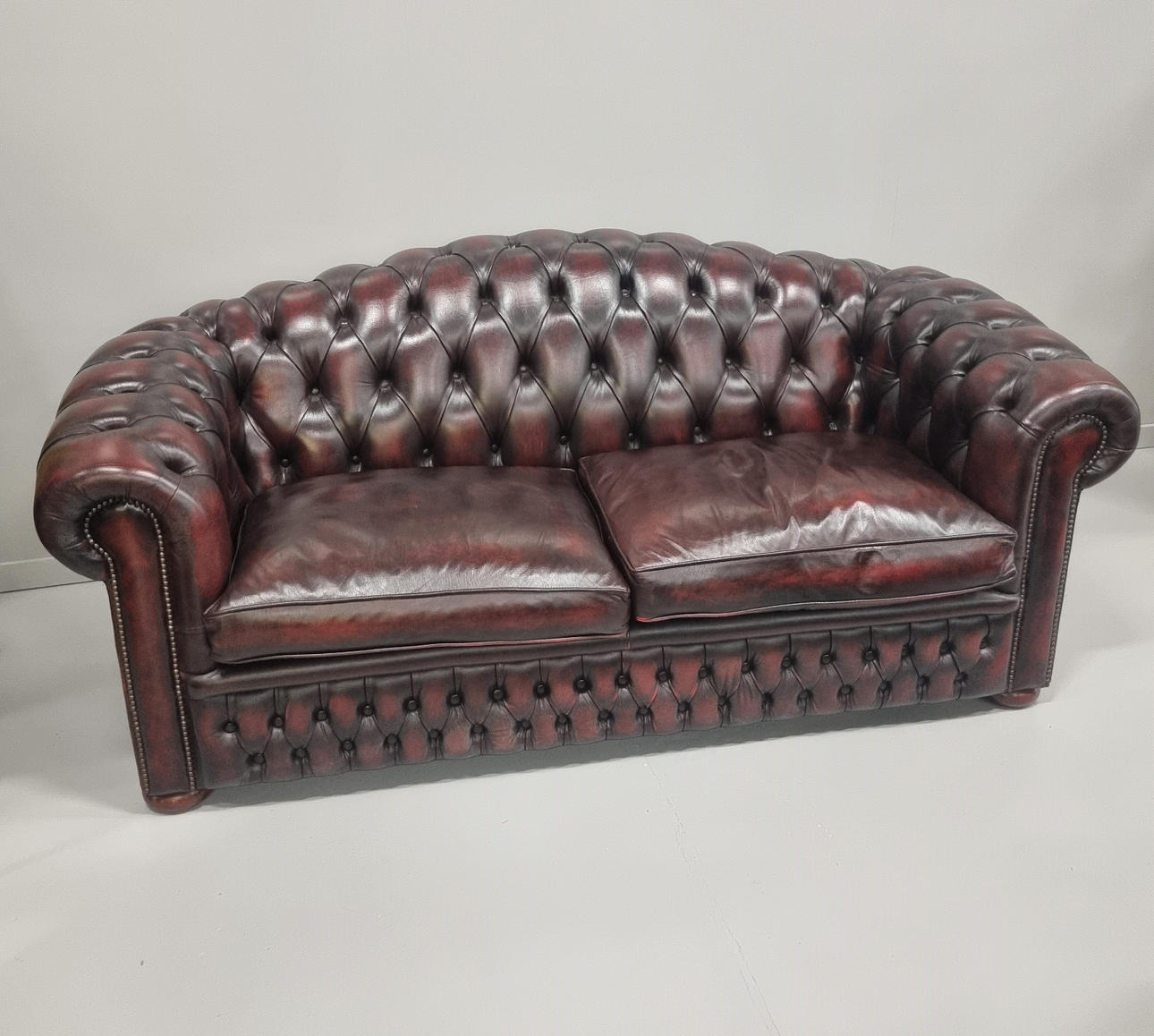 SOFFA, "CHESTERFIELD", 2-SITS, KONSTLÄDER.