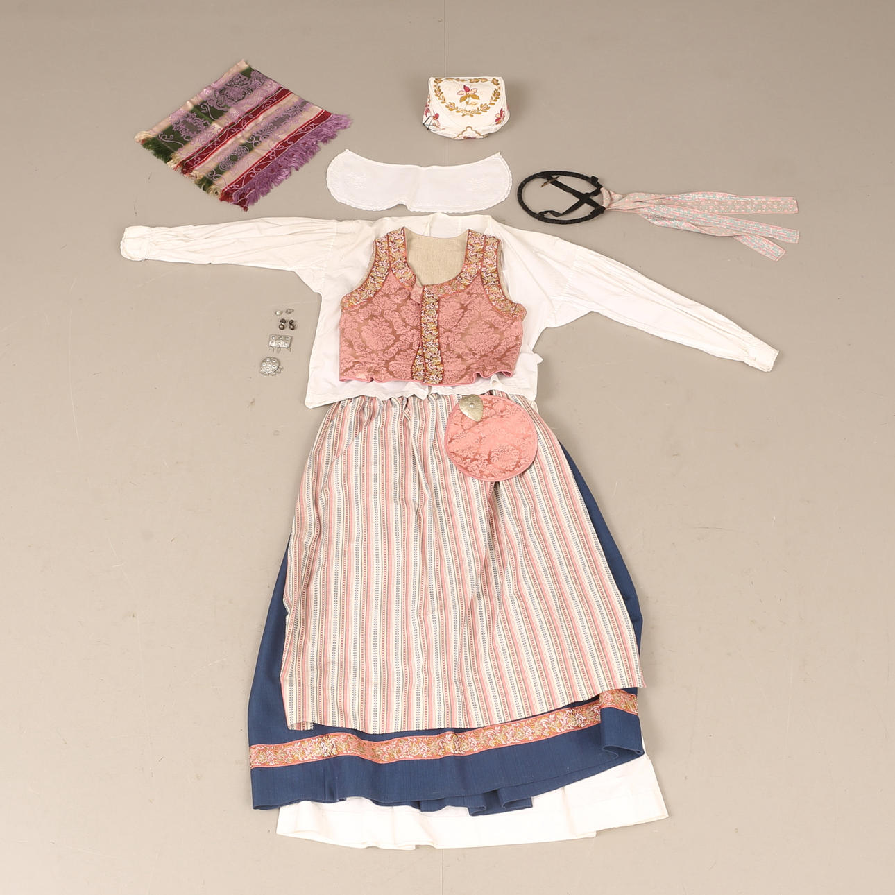 FOLKDRÄKT, Blekingedräkten, 10 delar.