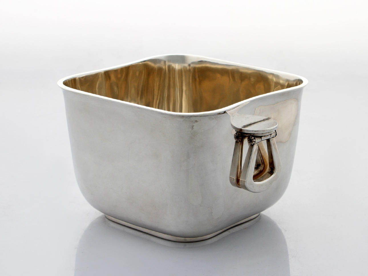 SKÅL MED HÄNKLAR. Atelier Borgila.