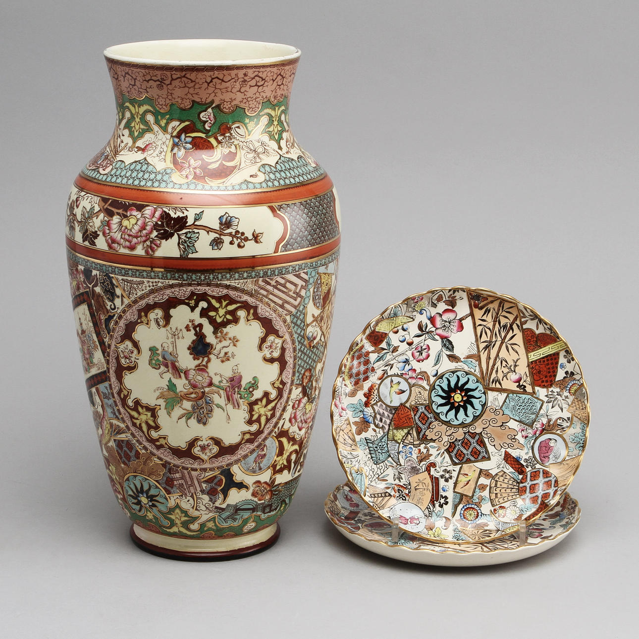 VAS OCH 2 TALLRIKAR, porslin, Rörstrand, 1800-talets slut.