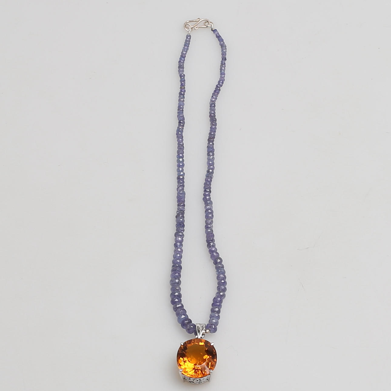 COLLIER med ametister och citrin i silverfattning.