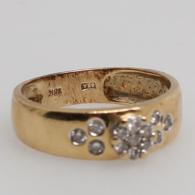 RING i 18K rödguld med13 briliantslipade diamanter, ca 0,30 carat.