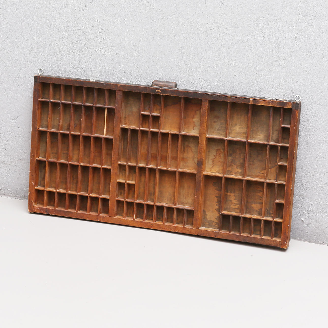 KASTLÅDA/PRYLHYLLA, 1900.