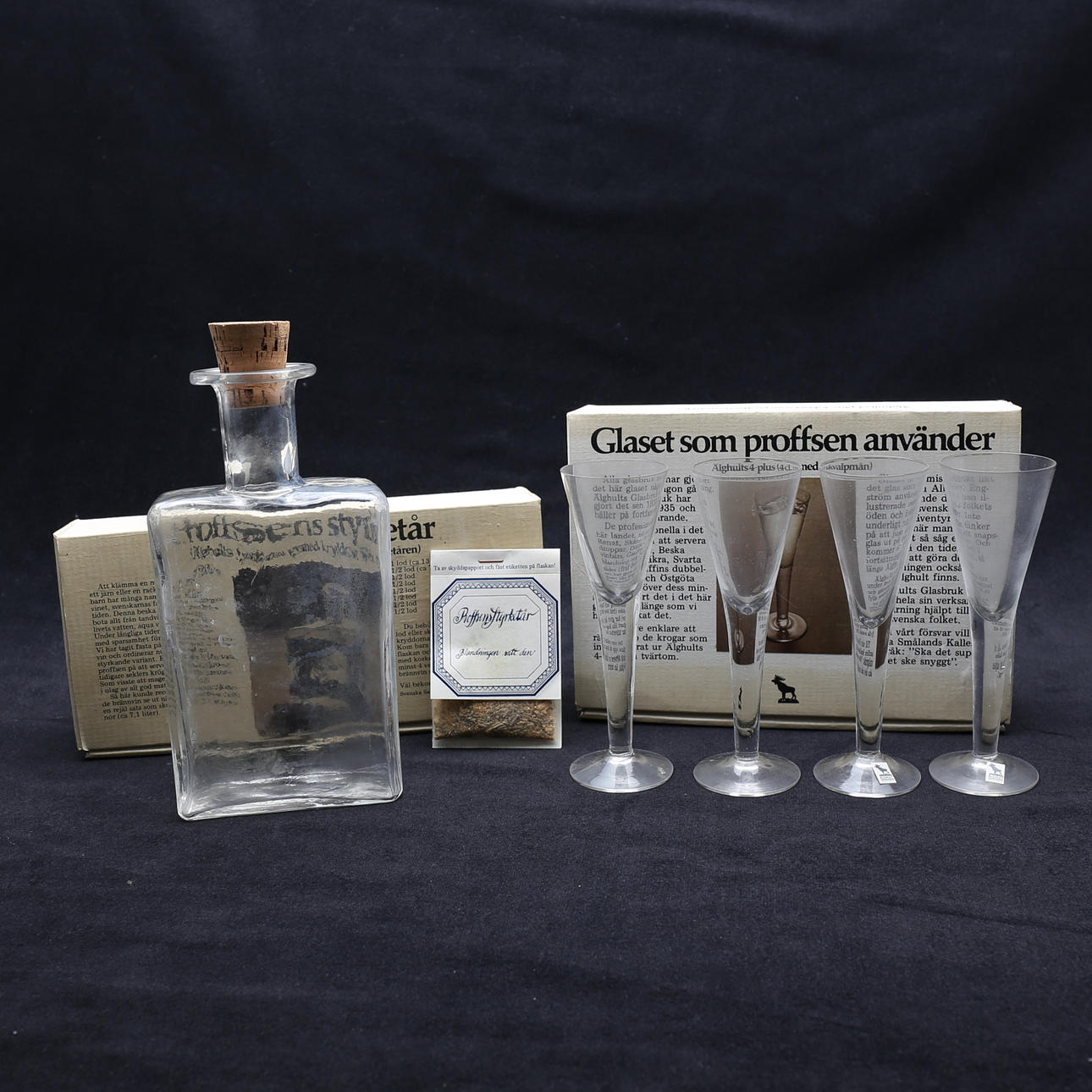 KARAFF, samt SNAPSGLAS, 4 st, Älghults Glasbruk.