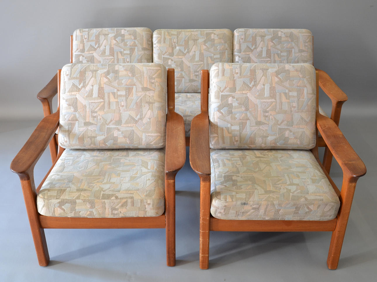 JUUL KRISTENSEN. TILLSKRIVEN. soffa och två fåtöljer.