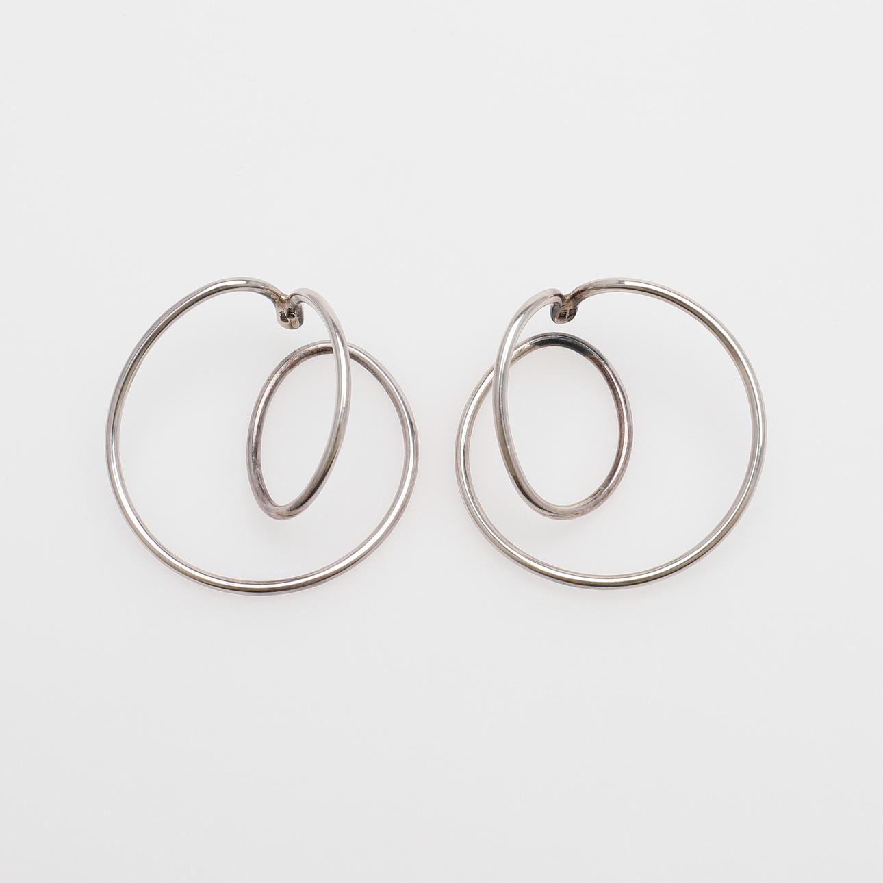 ÖRONSMYCKEN, ETT PAR, "SWING", SILVER, ALLAN SCHARFF.