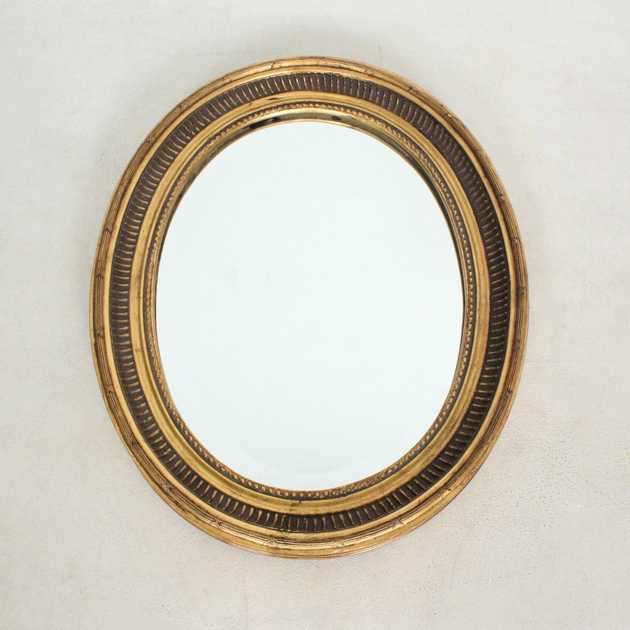 Soikea peili, puuta.