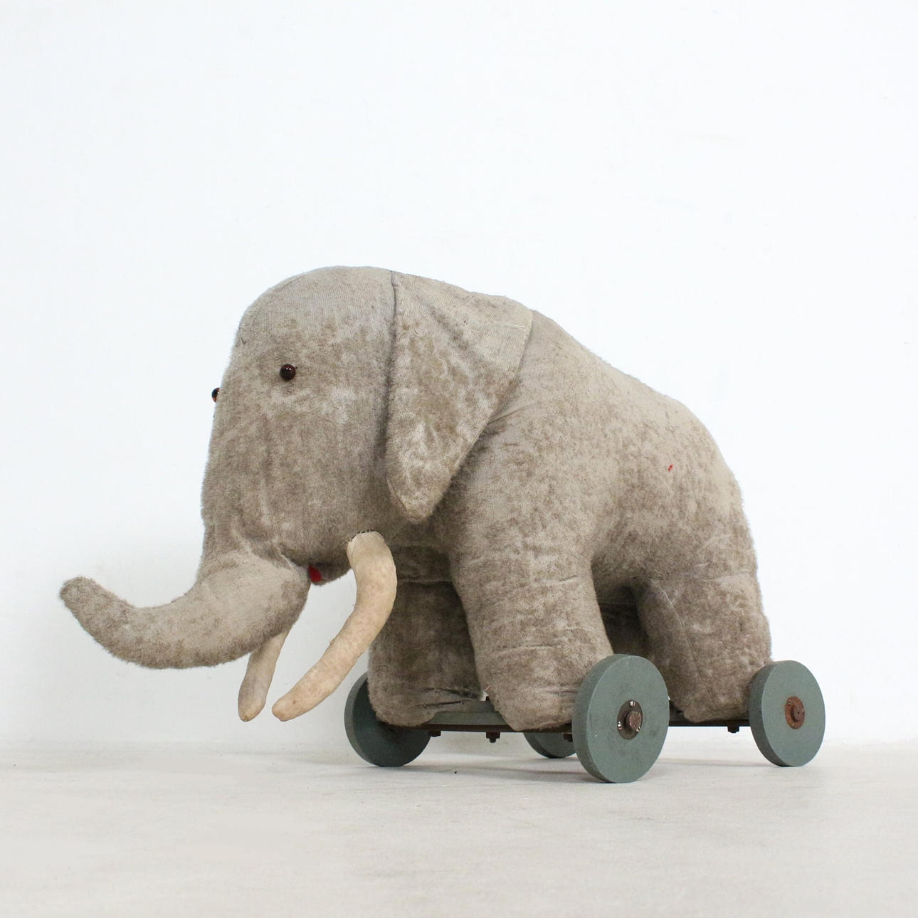 elefante sobre ruedas.
