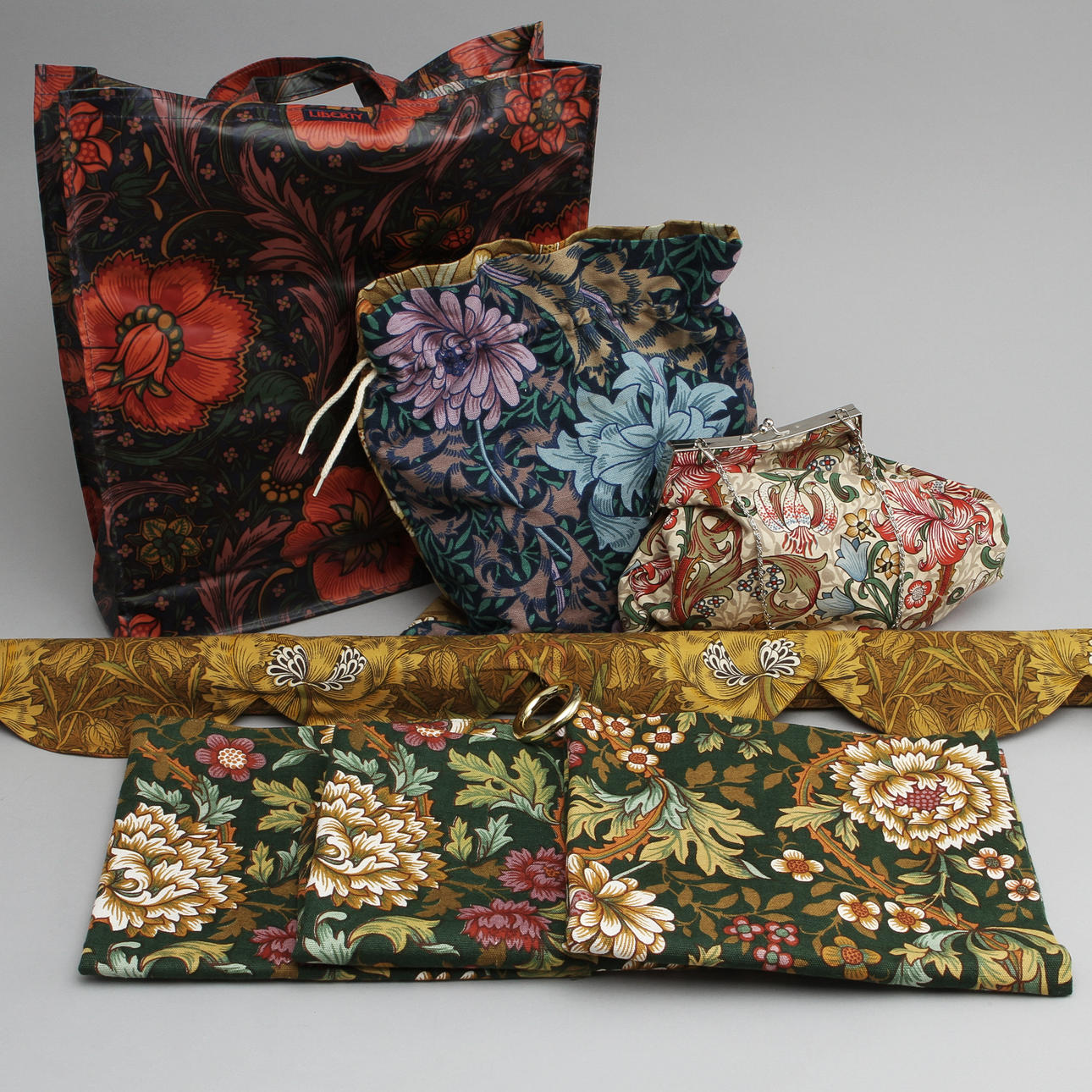 TEXTILIER och VÄSKOR. Bl.a. William Morris och Liberty.