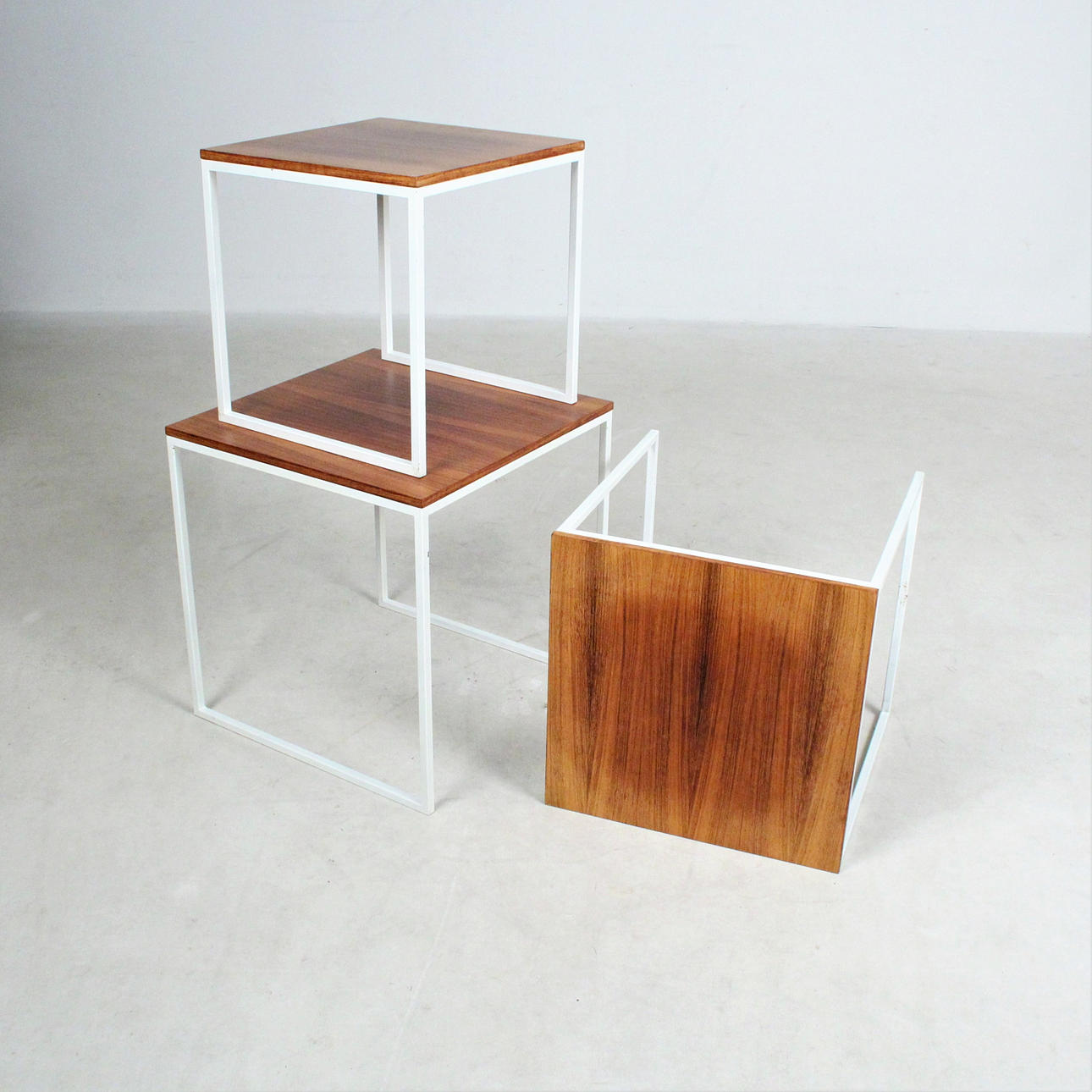 Trio av dukade bord - teak.