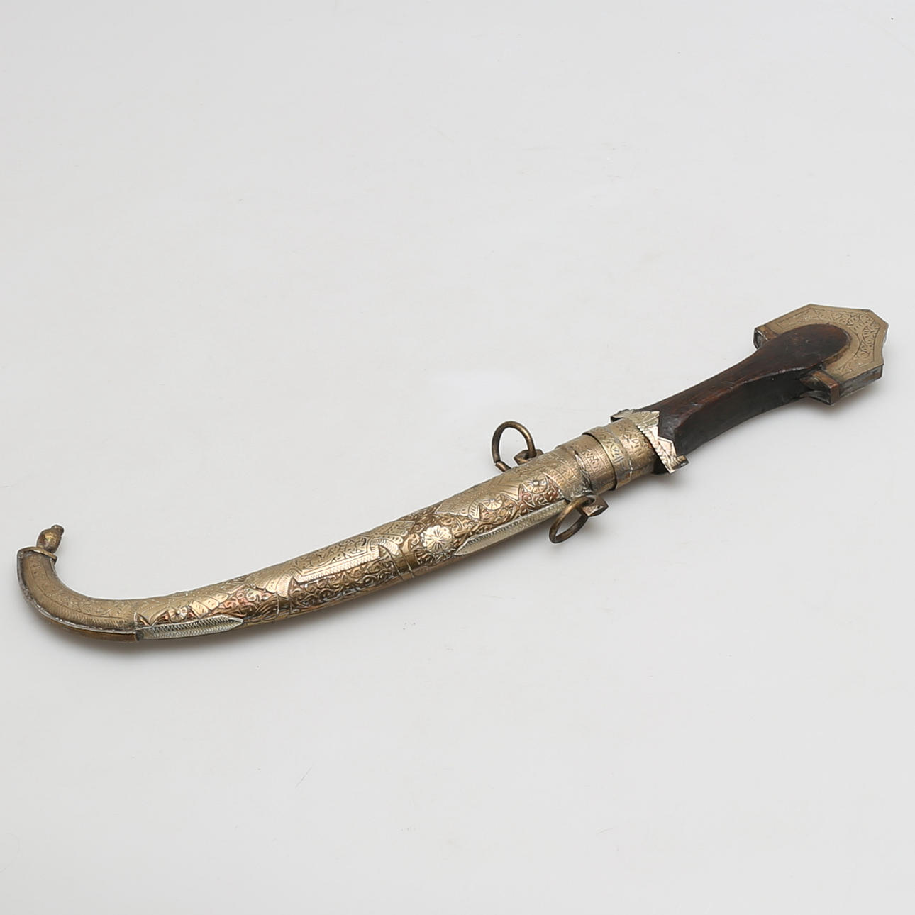 DRÄKTKNIV, fäste i trä och mässing, orientalisk.