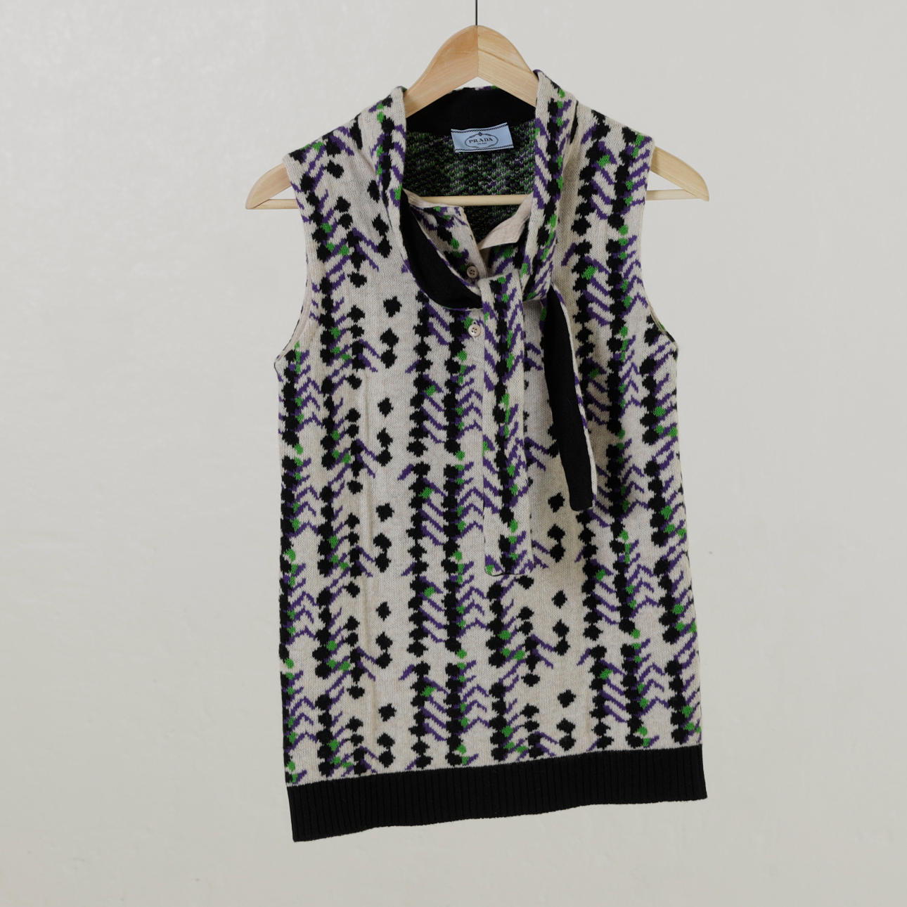 PRADA, väst med knytkrage, ylle, knäppning fram.