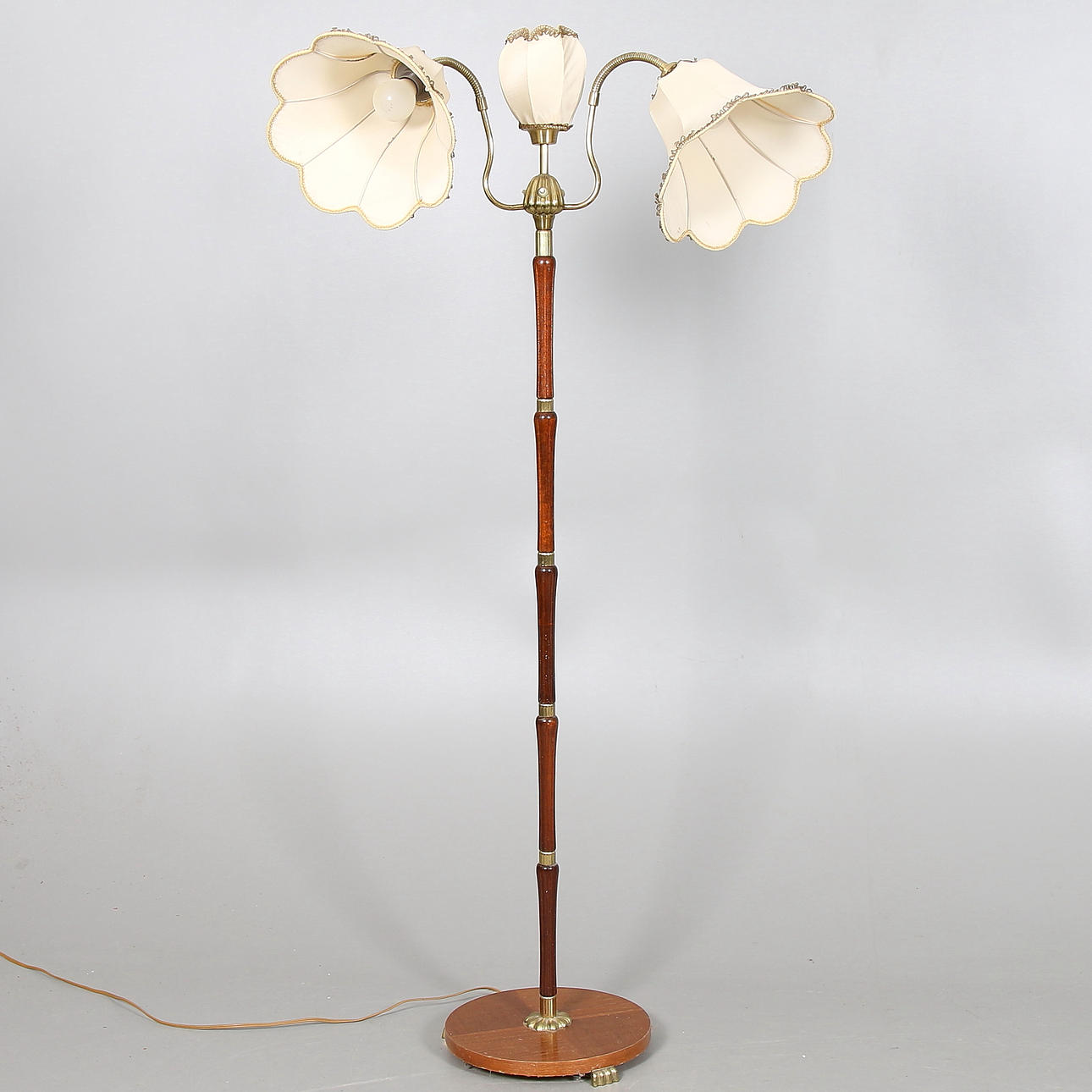 GOLVLAMPA, mahogny och mässin, 1900-talets mitt.