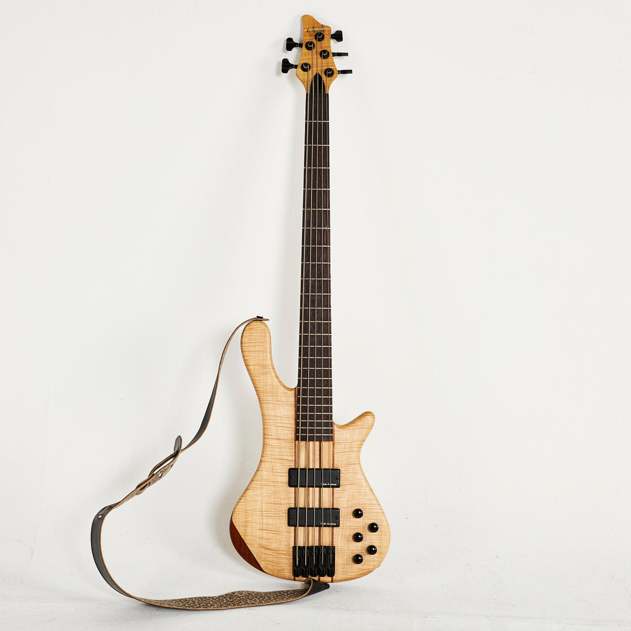 BASS, Woodo, 5 strings.