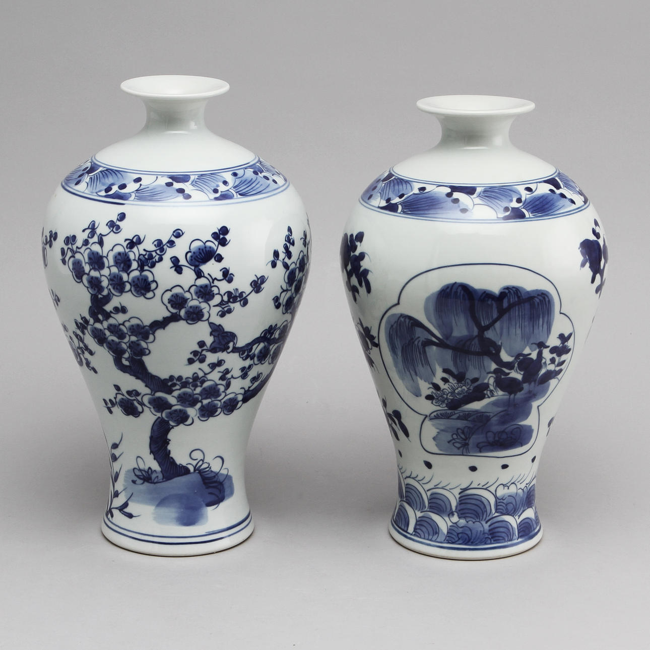 MEIPINGVASER, 2 st, porslin, Kina, 1900-tal.